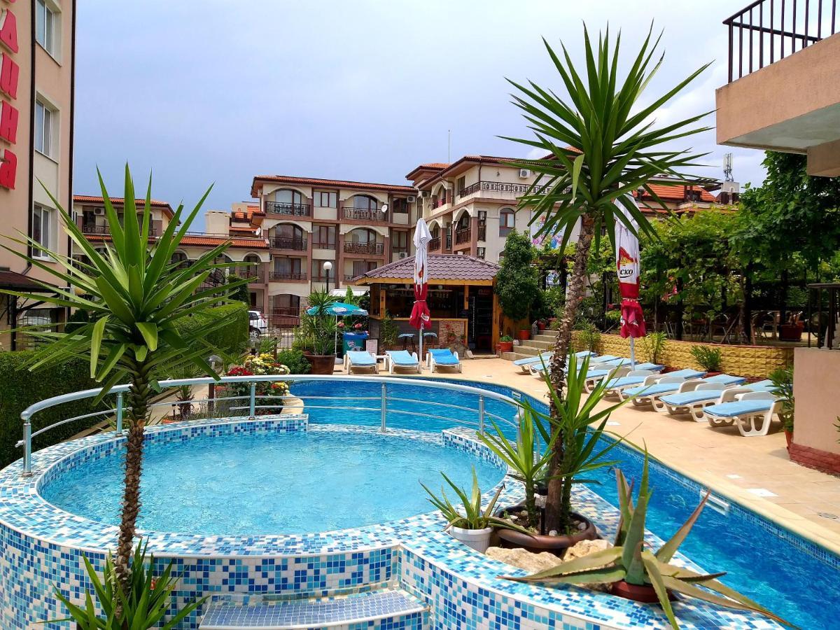 Family Hotel Rainbow Sveti Vlas Bagian luar foto