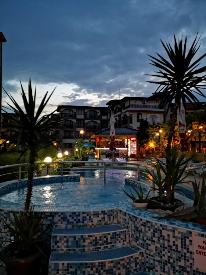 Family Hotel Rainbow Sveti Vlas Bagian luar foto