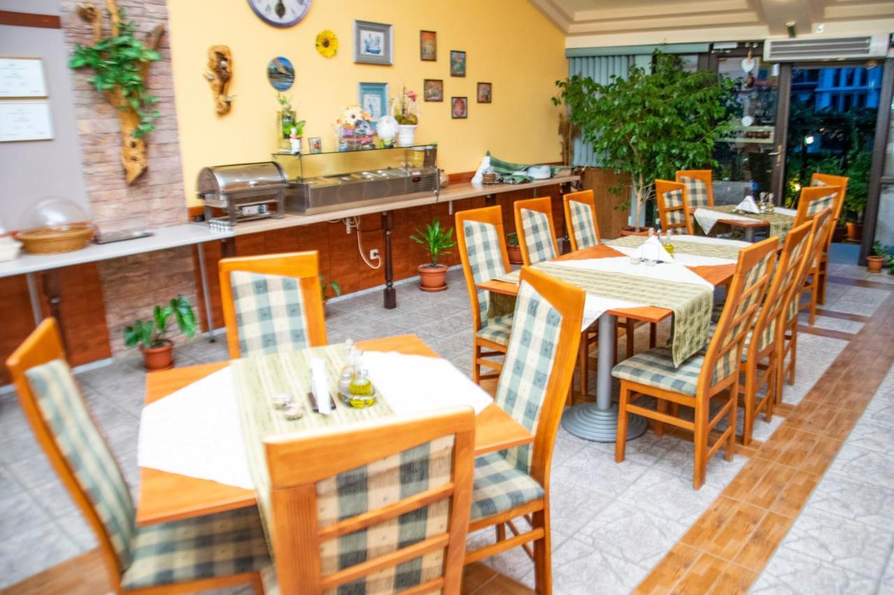 Family Hotel Rainbow Sveti Vlas Bagian luar foto
