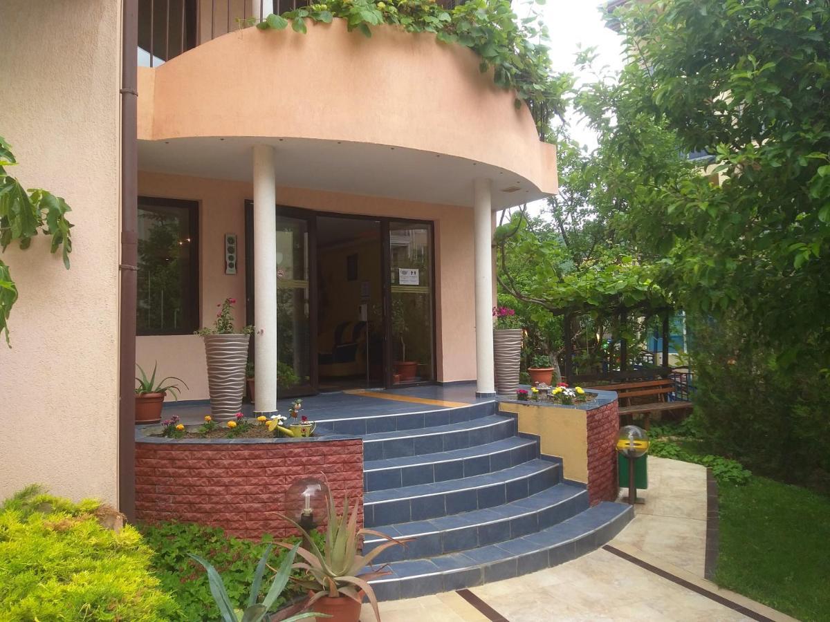 Family Hotel Rainbow Sveti Vlas Bagian luar foto