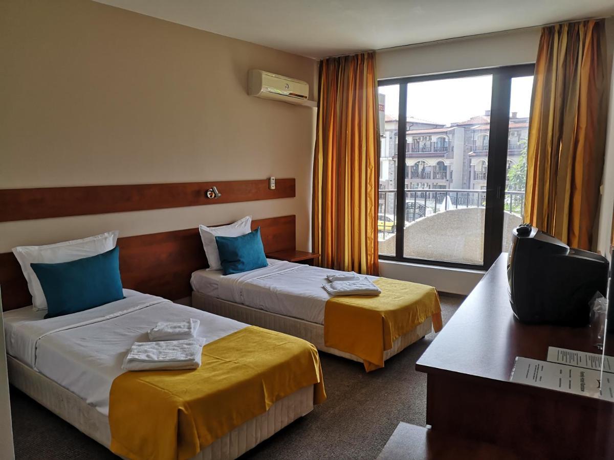 Family Hotel Rainbow Sveti Vlas Bagian luar foto