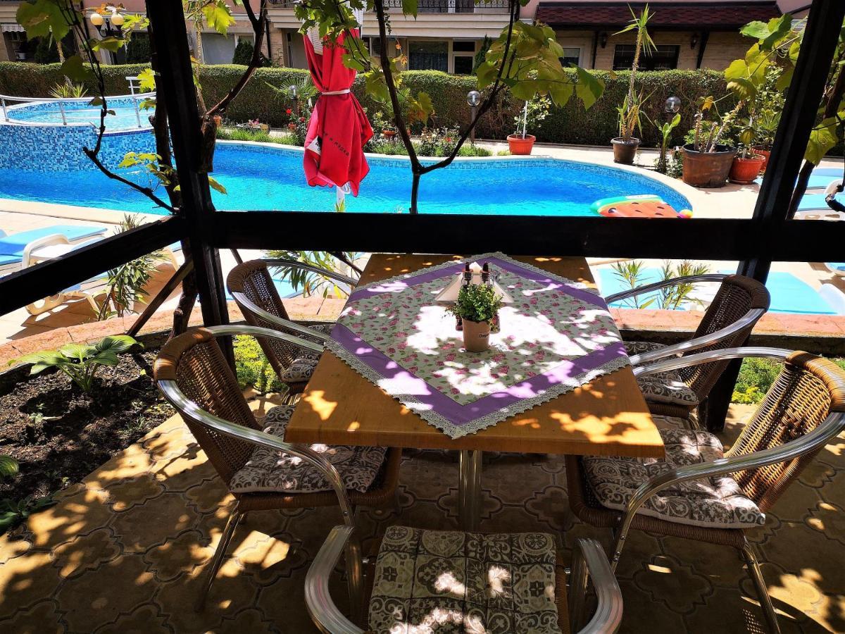 Family Hotel Rainbow Sveti Vlas Bagian luar foto