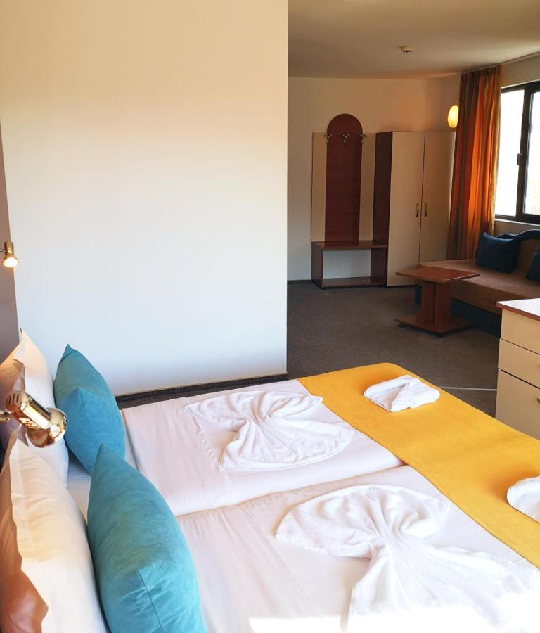 Family Hotel Rainbow Sveti Vlas Bagian luar foto